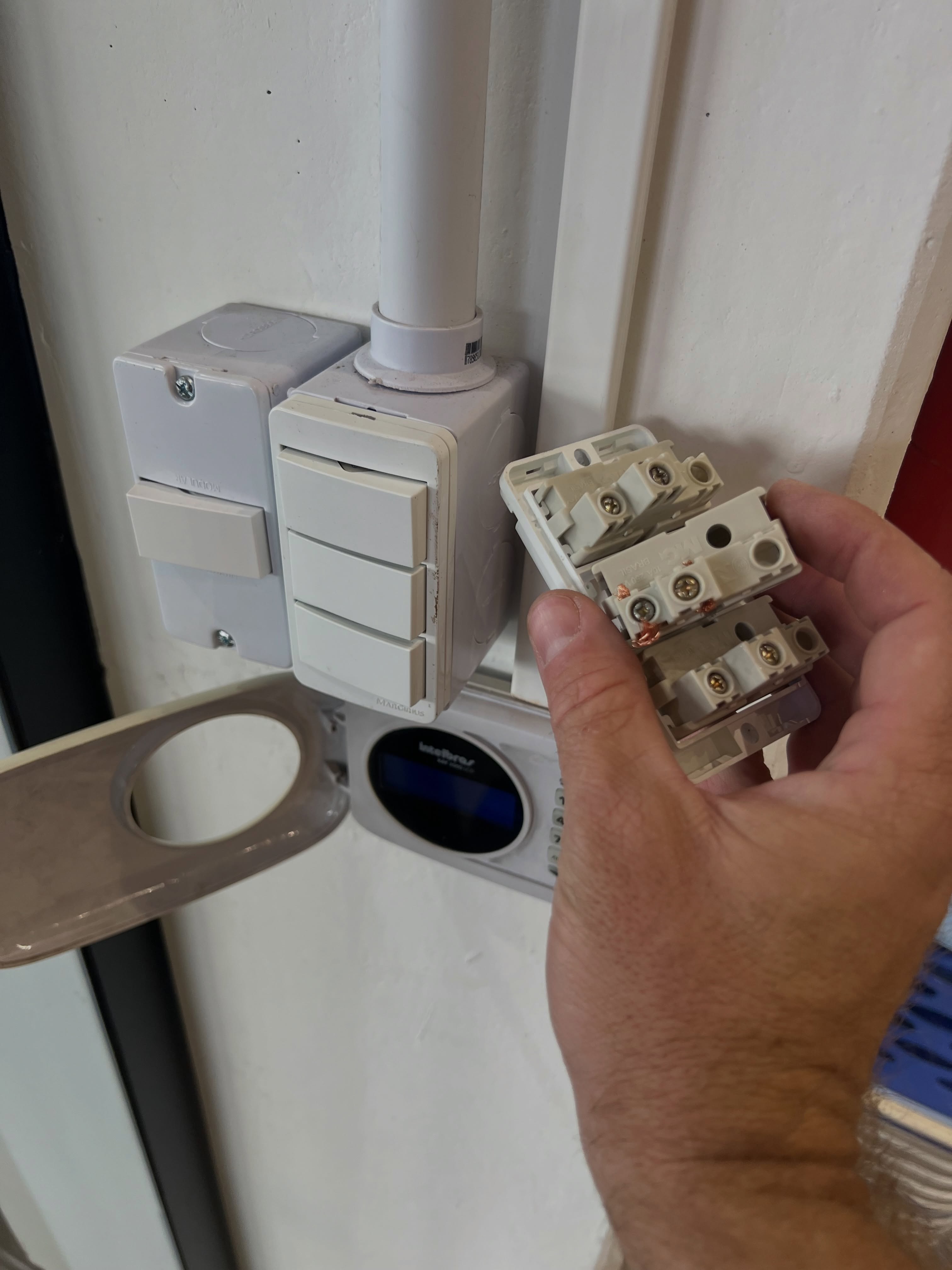 Trabalho de Elétrica • Tomadas e interruptores